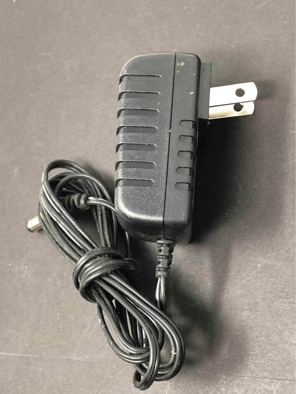 YHY Power Adapter YHA-6W05FUS0501100 5V 1A Barrel Pre-Owned - Thumbnail 2