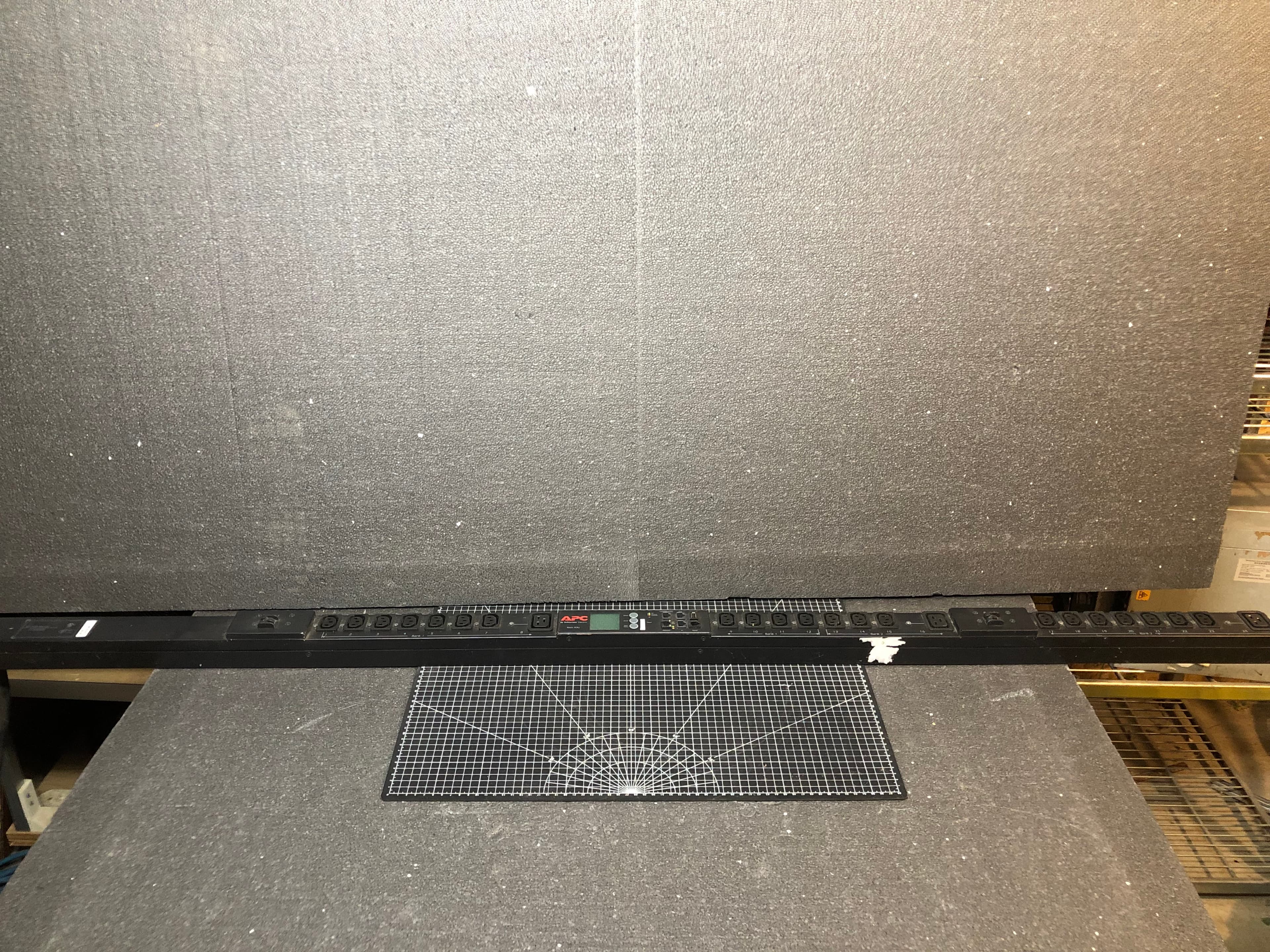 APC AP8941 Switched Rack PDU 24A 200-240V Pre-Owned