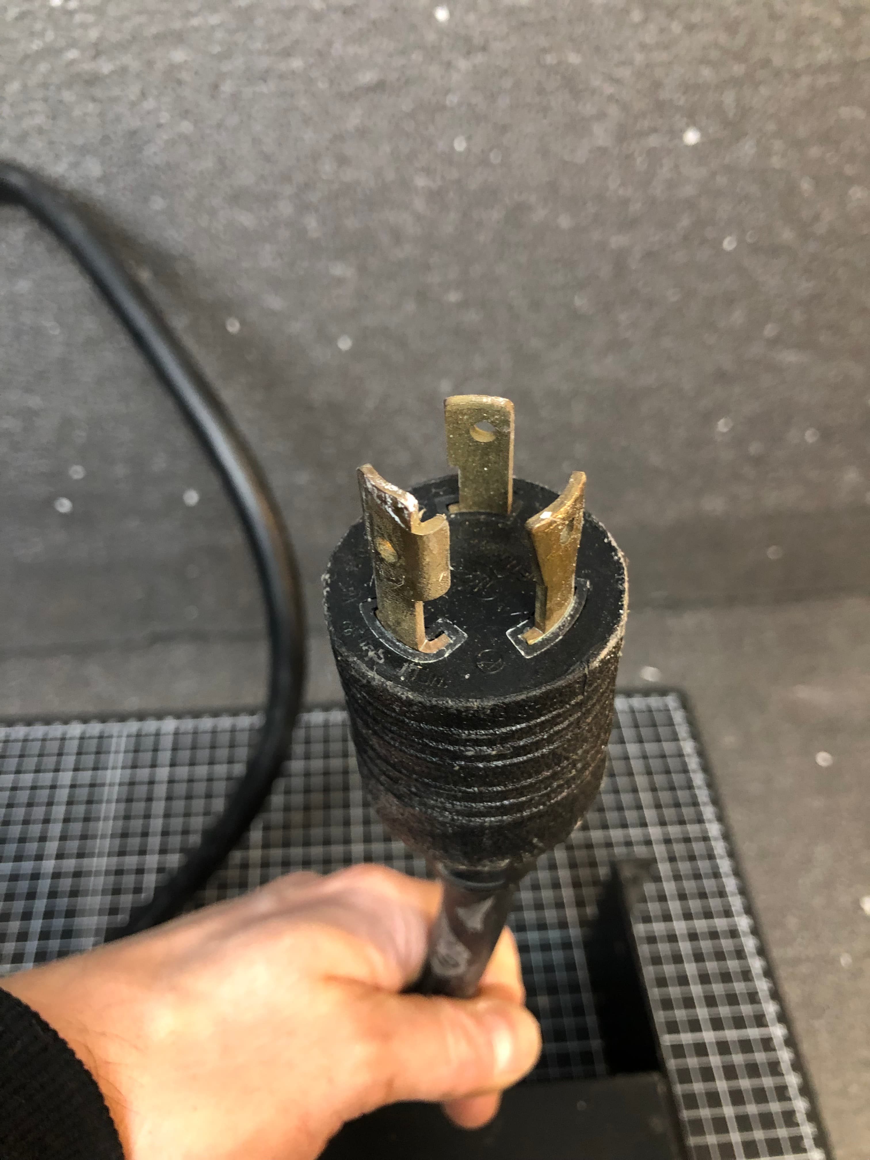 APC AP7811 Metered Rack PDU 24A 200-240V 16 Outlets Pre-Owned - Thumbnail 4