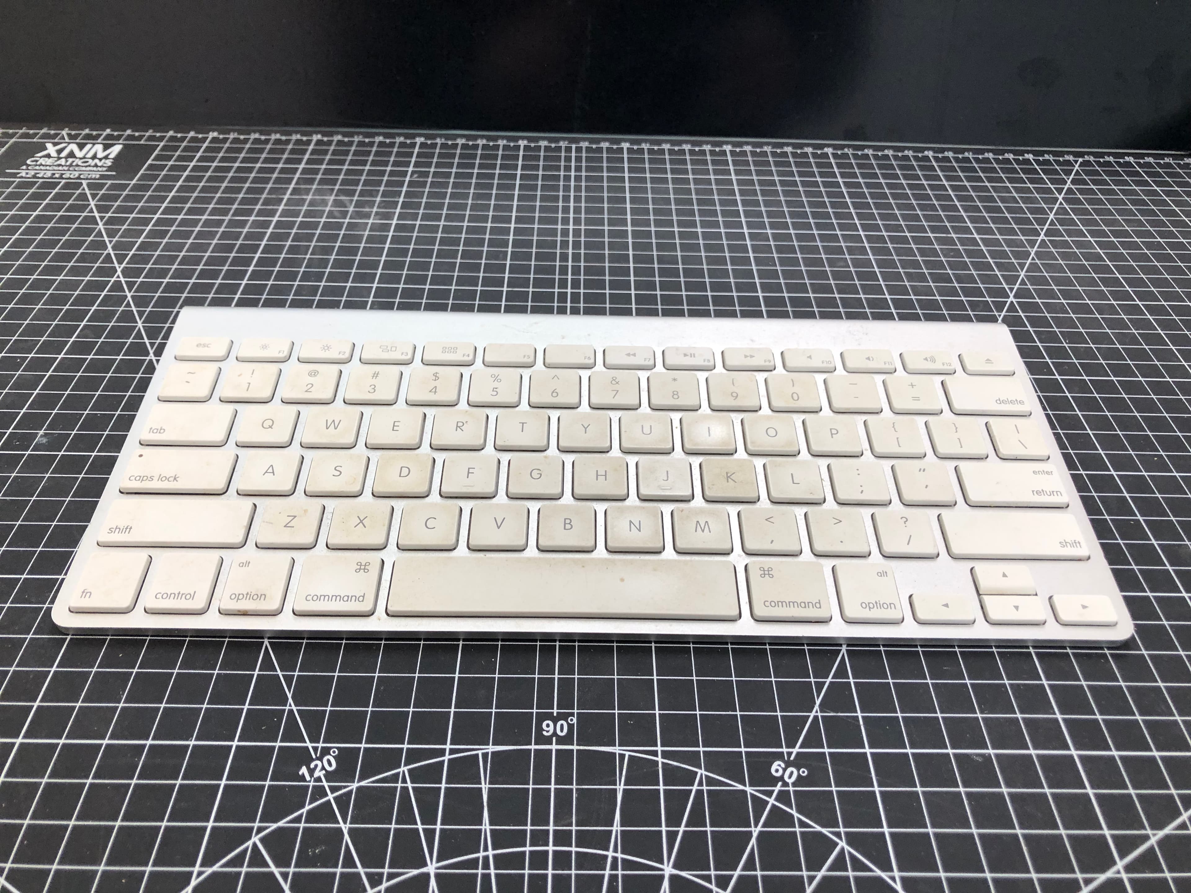 Apple Wireless Keyboard A1314 Bluetooth Pre-Owned - Thumbnail 3