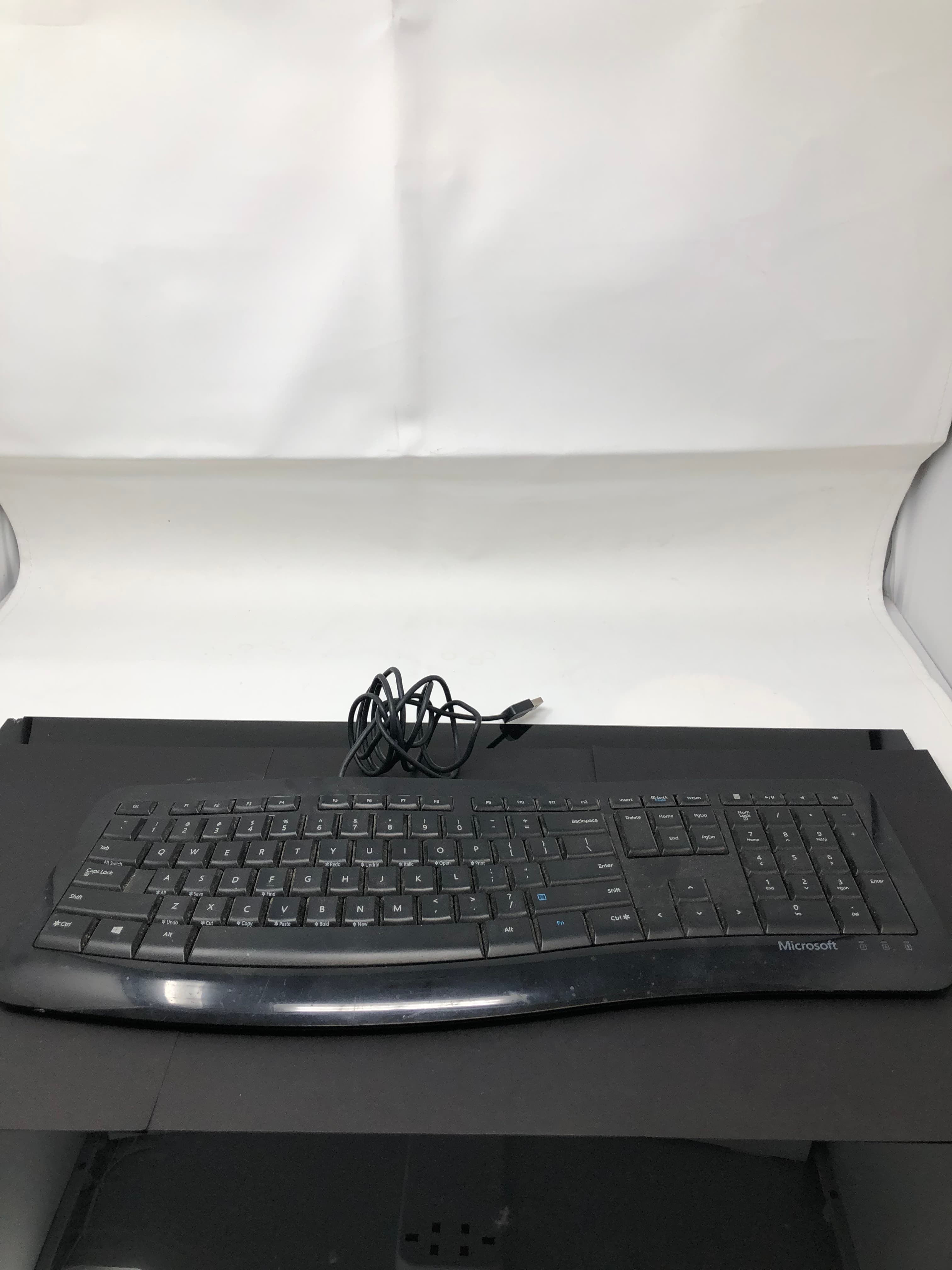 Microsoft Comfort Curve Keyboard 3000 Wired USB Black Pre-Owned - Thumbnail 3