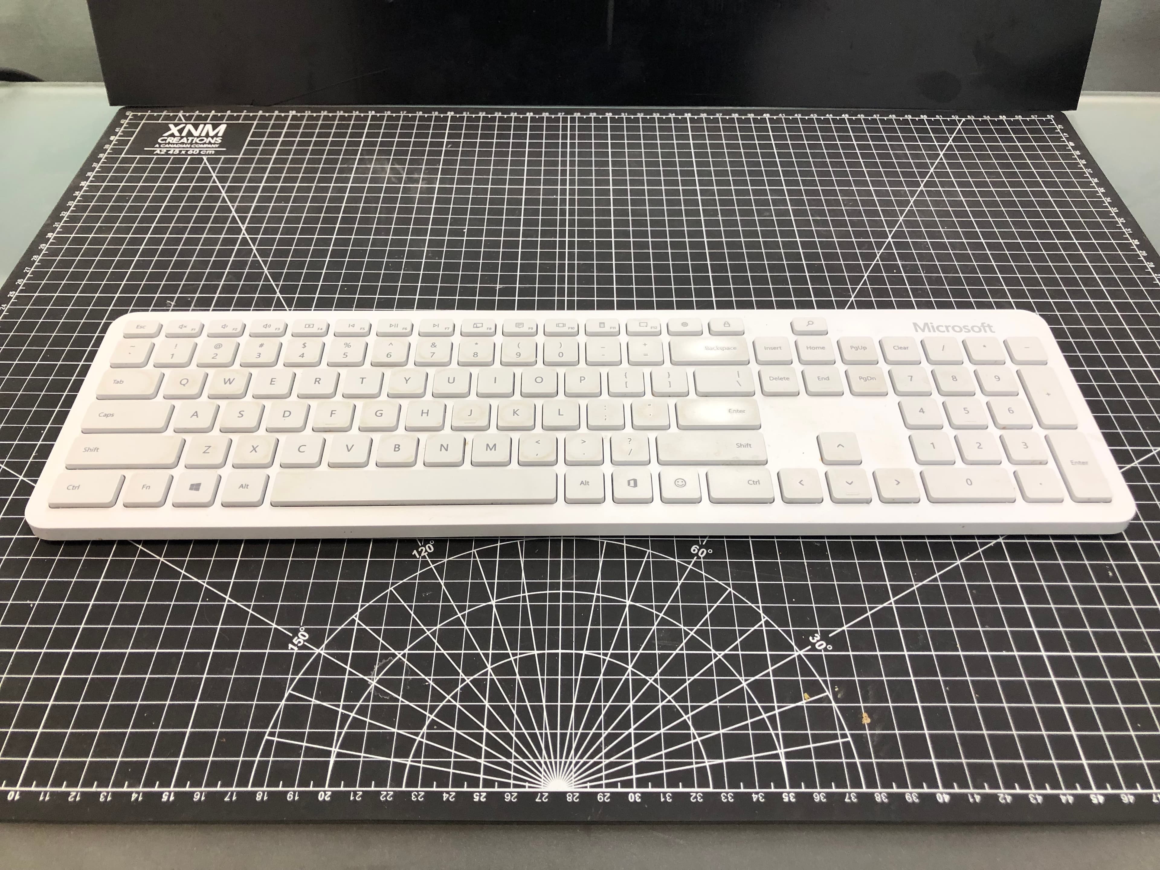 Microsoft Model 1898 Wireless Keyboard White Pre-Owned - Thumbnail 4