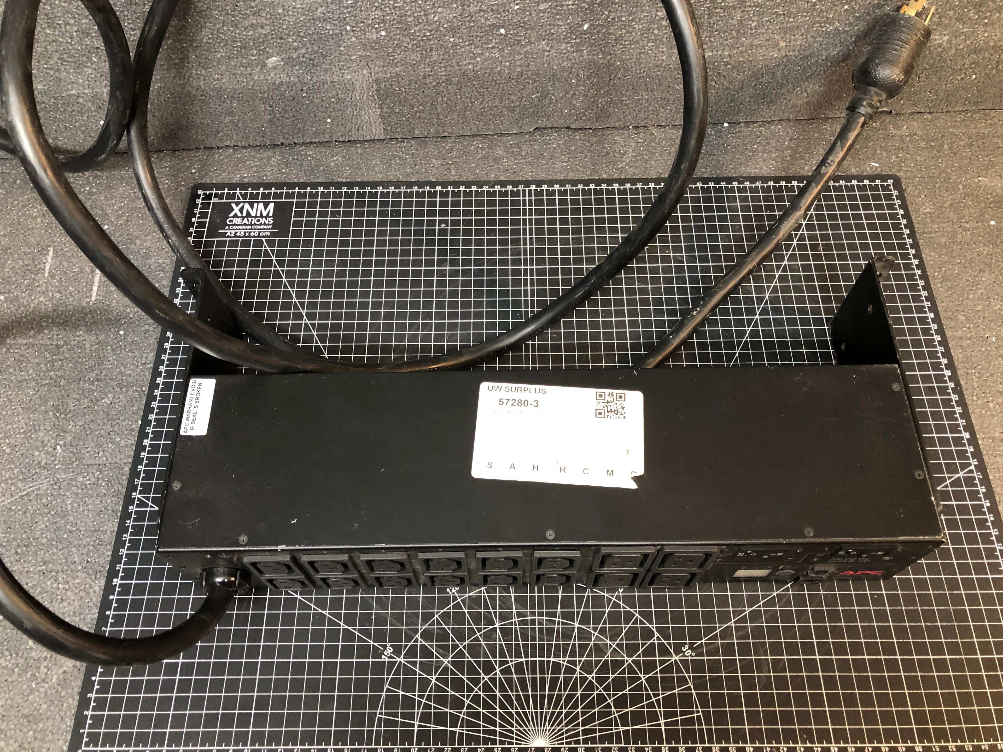 APC AP7811 Metered Rack PDU 24A 200-240V 16 Outlets Pre-Owned - Thumbnail 3