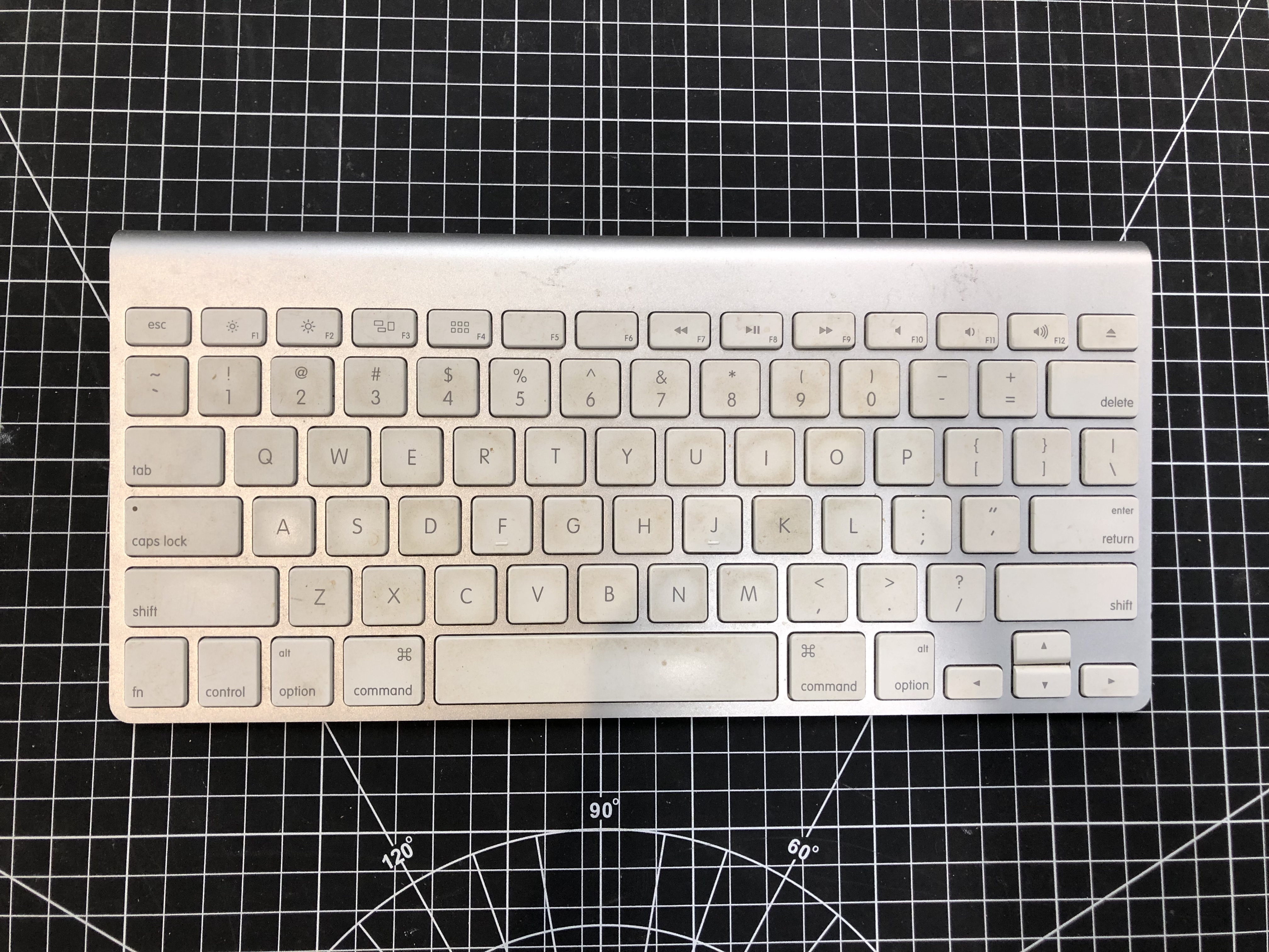 Apple Wireless Keyboard A1314 Bluetooth Pre-Owned - Thumbnail 2