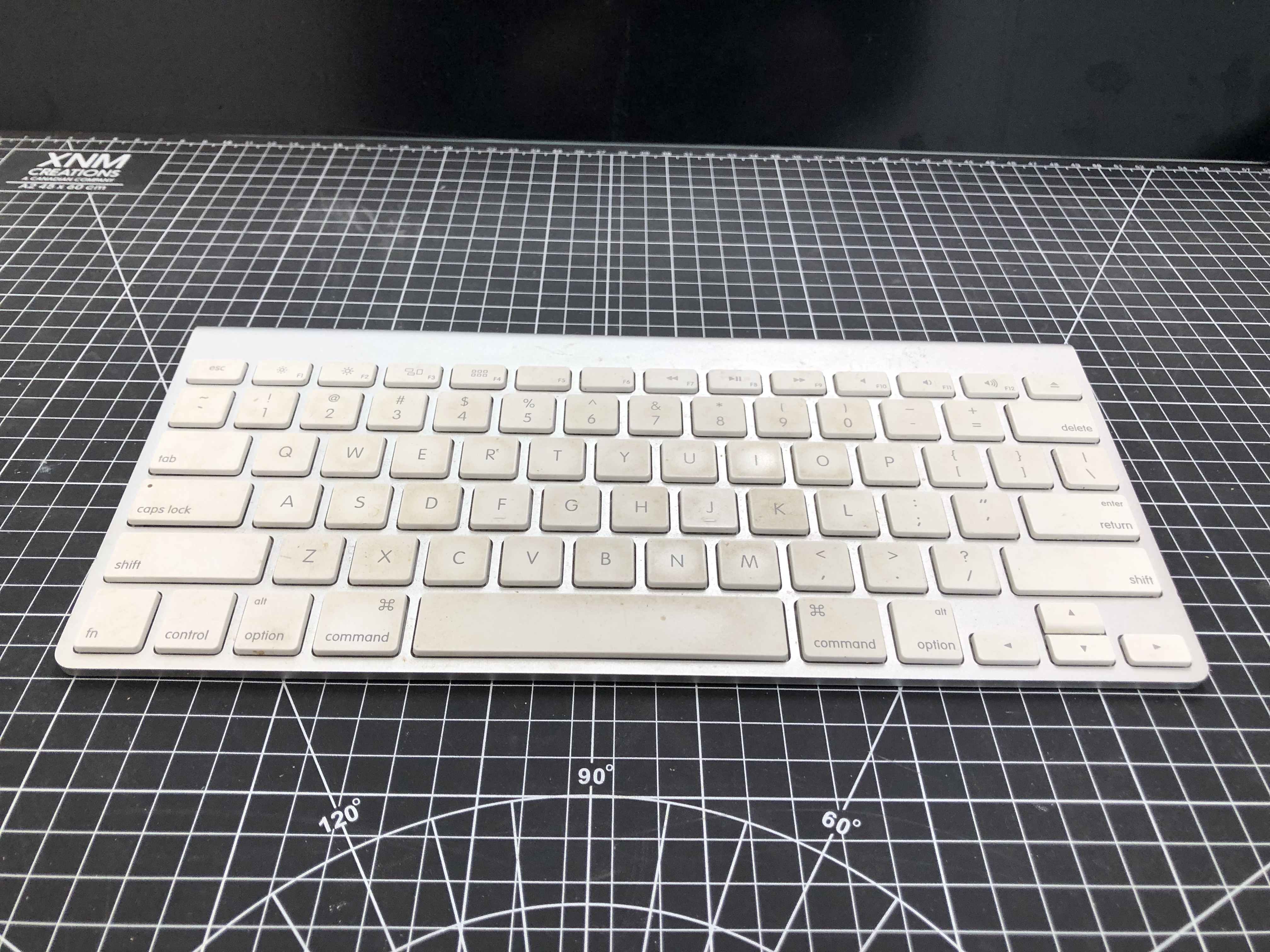 Apple Wireless Keyboard A1314 Bluetooth Pre-Owned - Thumbnail 3