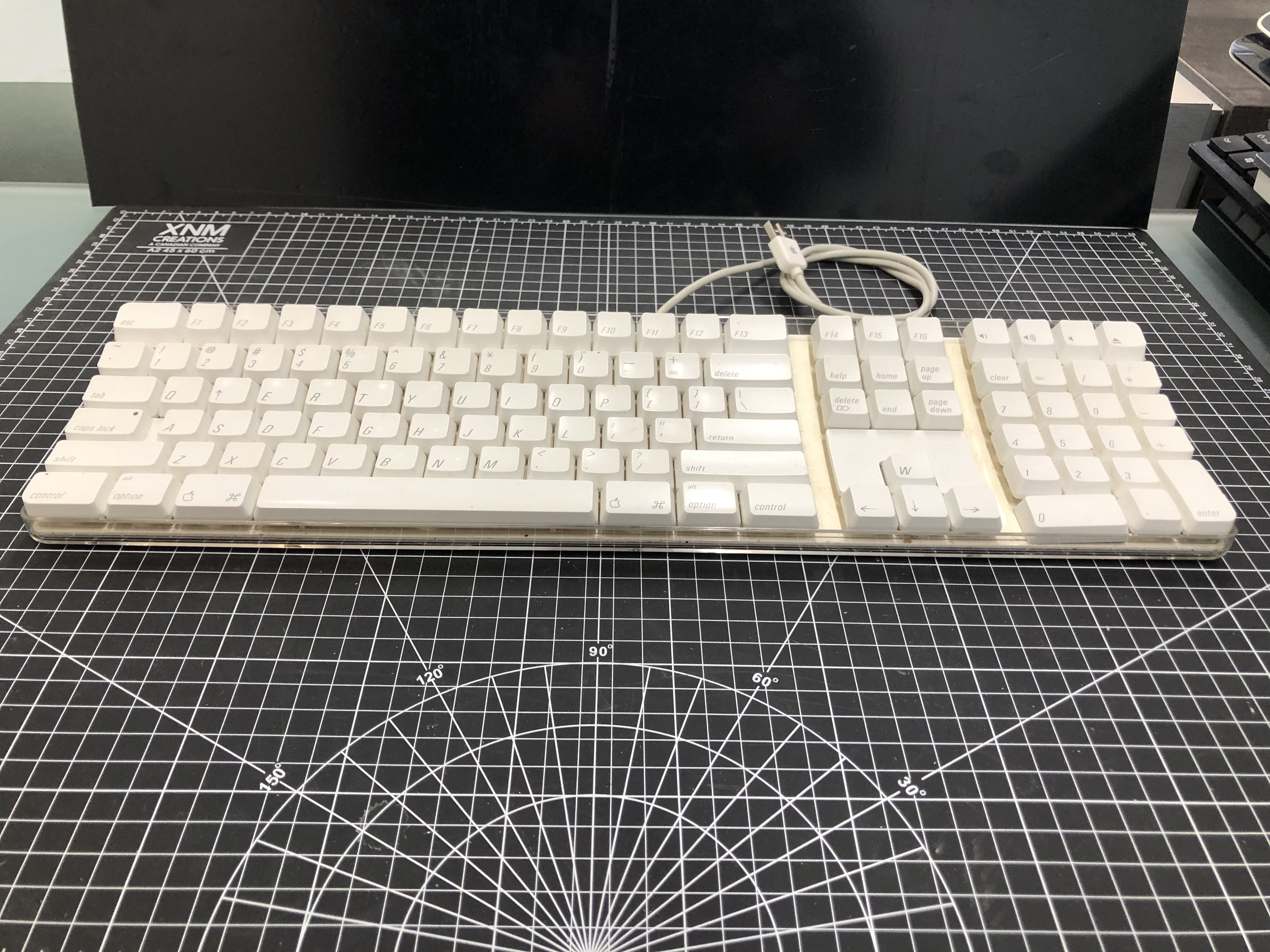 Apple A1048 Wired Keyboard EMC 1944 White Pre-Owned - Thumbnail 4