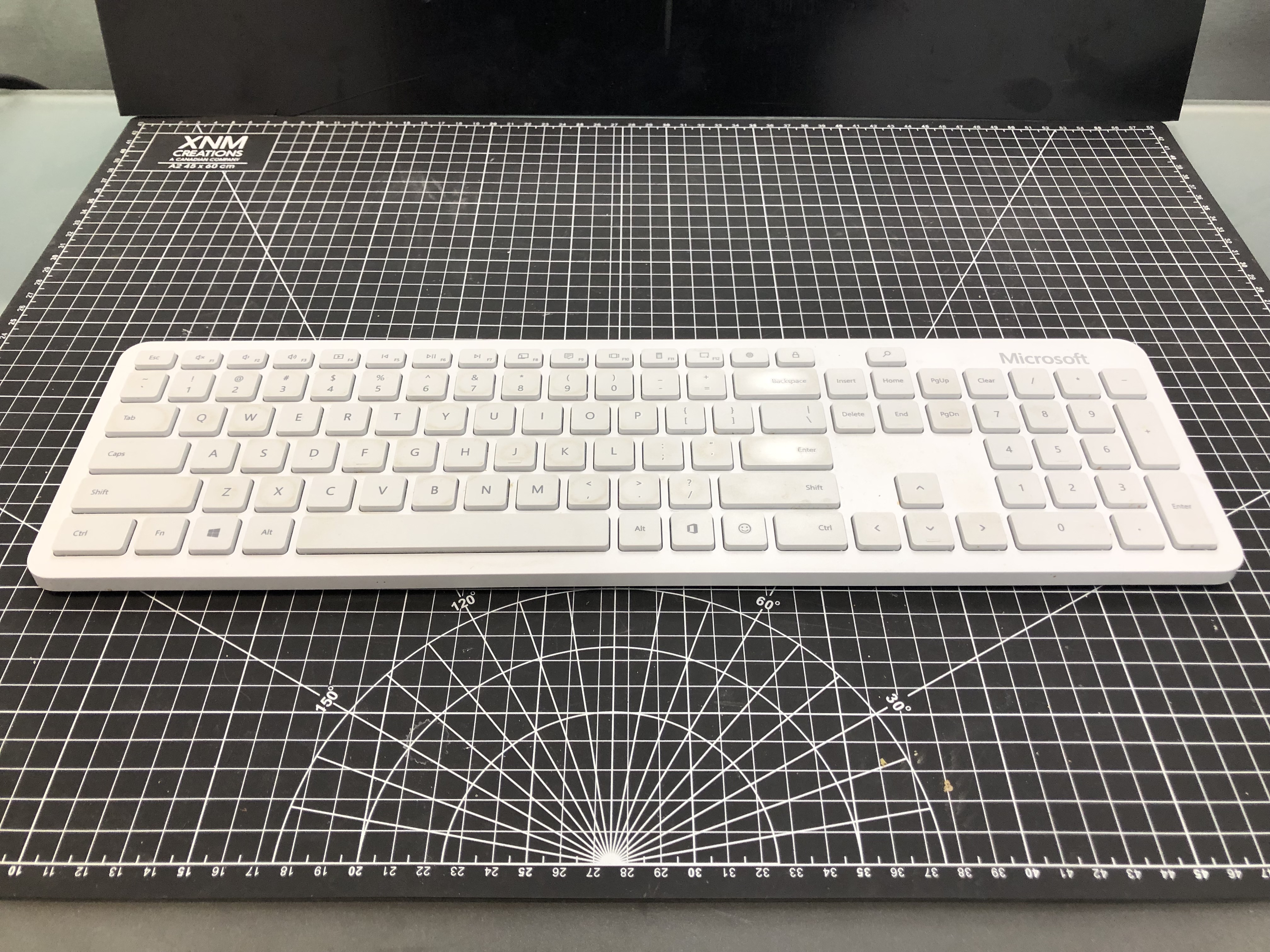 Microsoft 1898 Wireless Keyboard White Pre-Owned — image 4