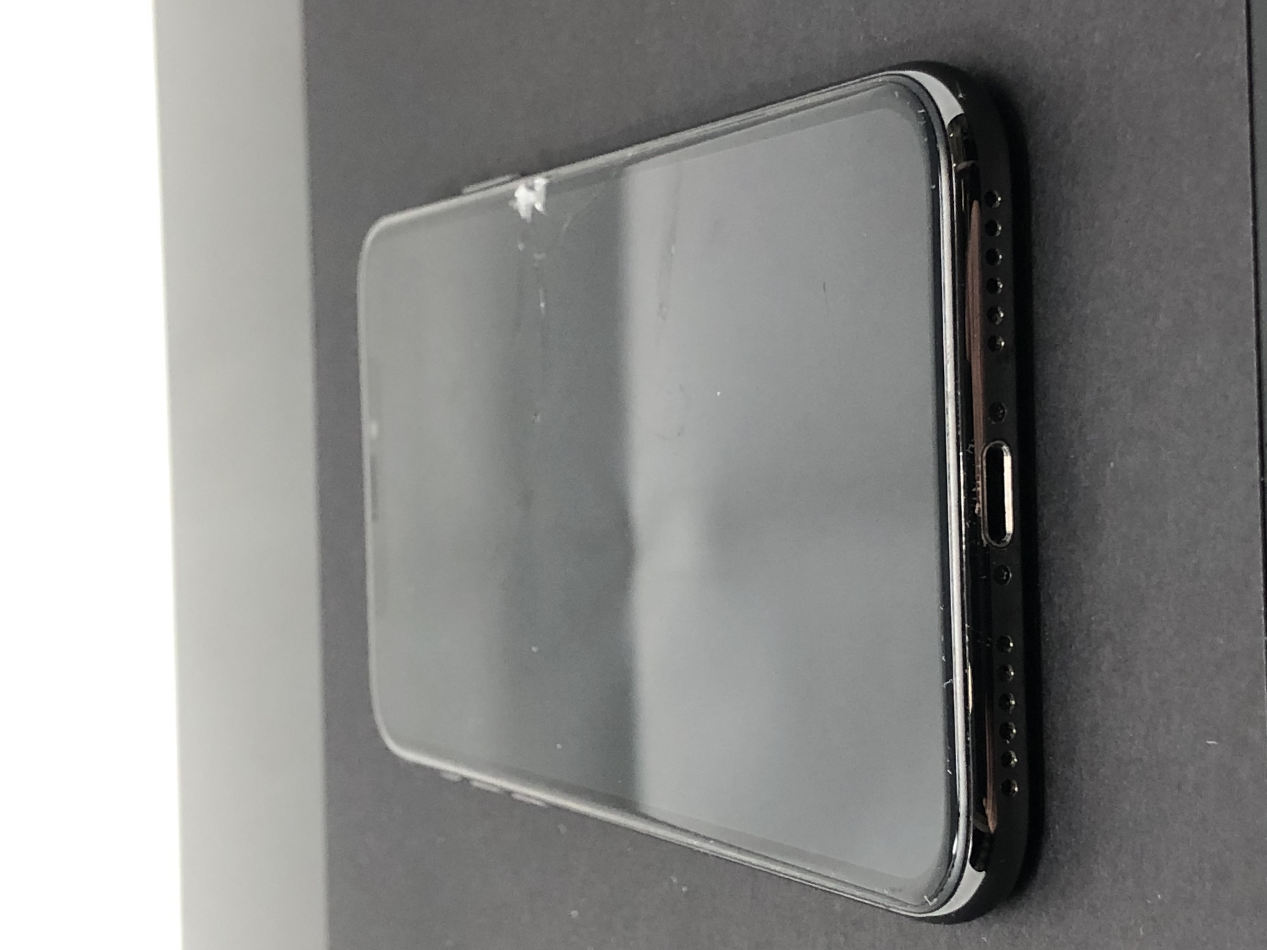 iPhone X 64GB Space Gray Cracked Screen Pre-Owned - Thumbnail 9