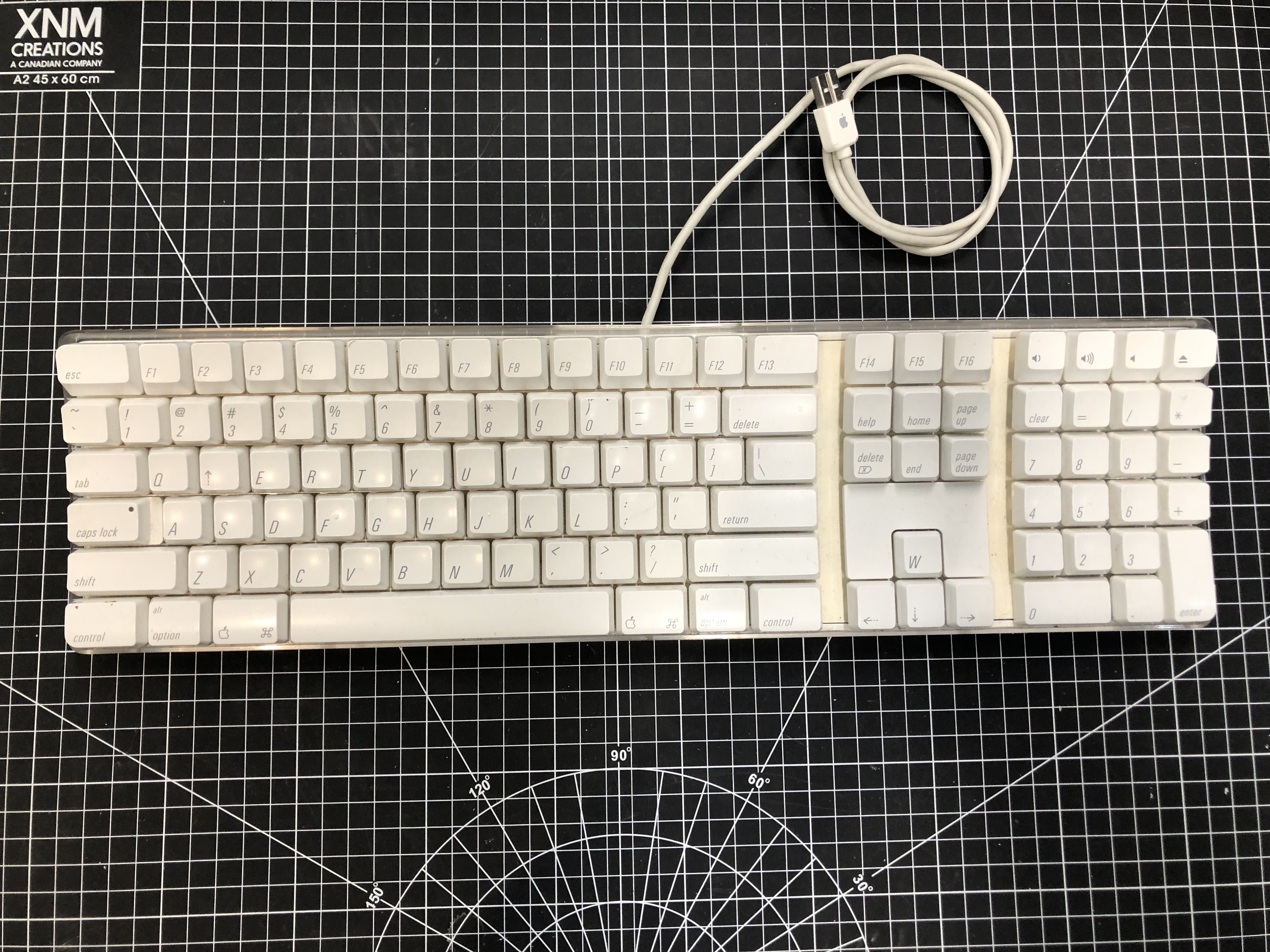 Apple A1048 Wired Keyboard EMC 1944 White Pre-Owned - Thumbnail 3